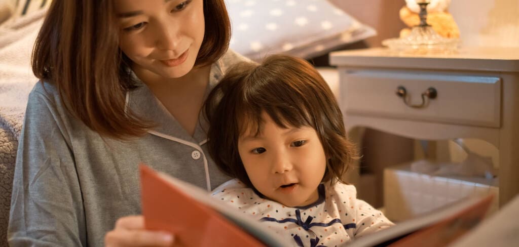 Mainparentchildreading | my stellaマイステラブログ|子どもの好きが育つヒントと親子の時間 ベッドで母親が子どもに寄り添いながら絵本を読み聞かせている様子