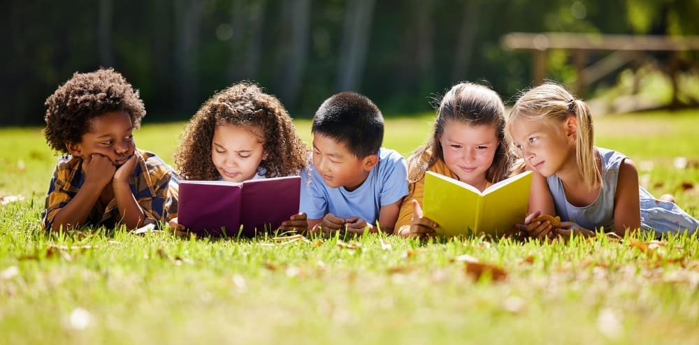 Childrenbooksandlyinginparkwithfriendslearningor | my stellaマイステラブログ|子どもの好きが育つヒントと親子の時間 MY STELLAのパーソナライズ絵本「さがして!みつけて!ふしぎなせかいりょこう」と子どもが読書を楽しむ様子、国際子どもの本の日