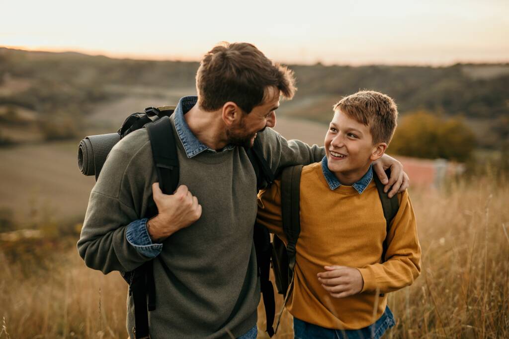 Happyplayfulfamilyfatherandchildrensontalkingduringa | my stellaマイステラブログ|子どもの好きが育つヒントと親子の時間 休日に自然観察を楽しむ父子の探検風景