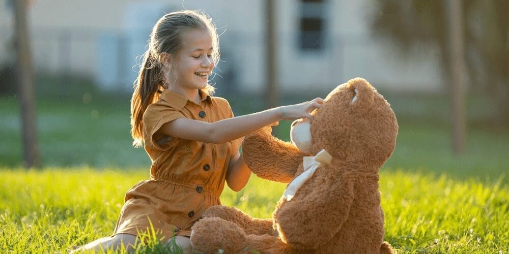感情表現を育む大切な存在 | my stellaマイステラブログ|子どもの好きが育つヒントと親子の時間 ぬいぐるみと感情を共有する子ども