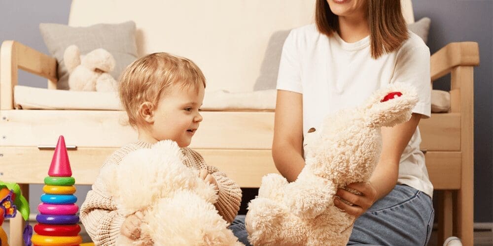 想像遊びを楽しむ親子の時間 | my stellaマイステラブログ|子どもの好きが育つヒントと親子の時間 親子でぬいぐるみと遊ぶ様子