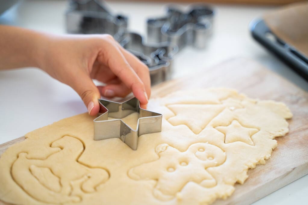 星型クッキー作り | my stellaマイステラブログ|子どもの好きが育つヒントと親子の時間 星型クッキーを作っている様子