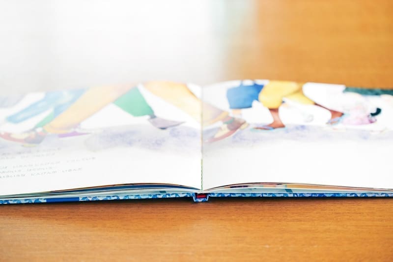 Mystellabookbindingquality | my stellaマイステラブログ|子どもの好きが育つヒントと親子の時間 糸ミシン綴じと角丸加工、180度に開く設計など、高品質な製本技術が見える「さがして!みつけて!」絵本の詳細