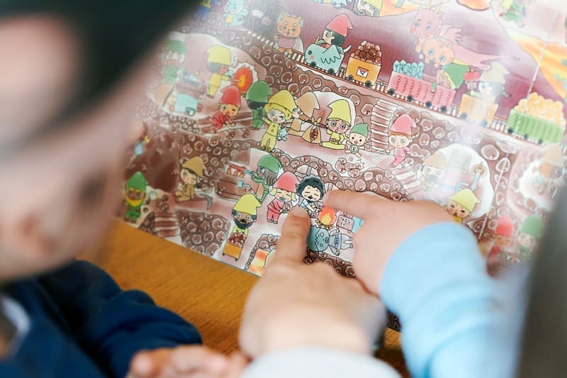 探し絵本を親子で楽しむ時間 | my stellaマイステラブログ|子どもの好きが育つヒントと親子の時間 子どもと一緒に探し絵本を楽しむ家族の様子