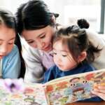 マイステラの探し絵本で家族を見つけて指さし、目を輝かせる子どもの嬉しそうな表情のアップ