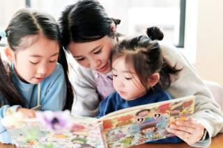 マイステラの探し絵本で家族を見つけて指さし、目を輝かせる子どもの嬉しそうな表情のアップ