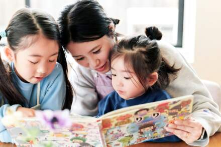 マイステラの探し絵本で家族を見つけて指さし、目を輝かせる子どもの嬉しそうな表情のアップ
