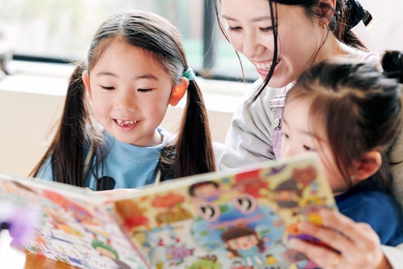 Mystellachildpointingdiscovery | my stellaマイステラブログ|子どもの好きが育つヒントと親子の時間 マイステラの探し絵本で家族を見つけて指さし、目を輝かせる子どもの嬉しそうな表情のアップ