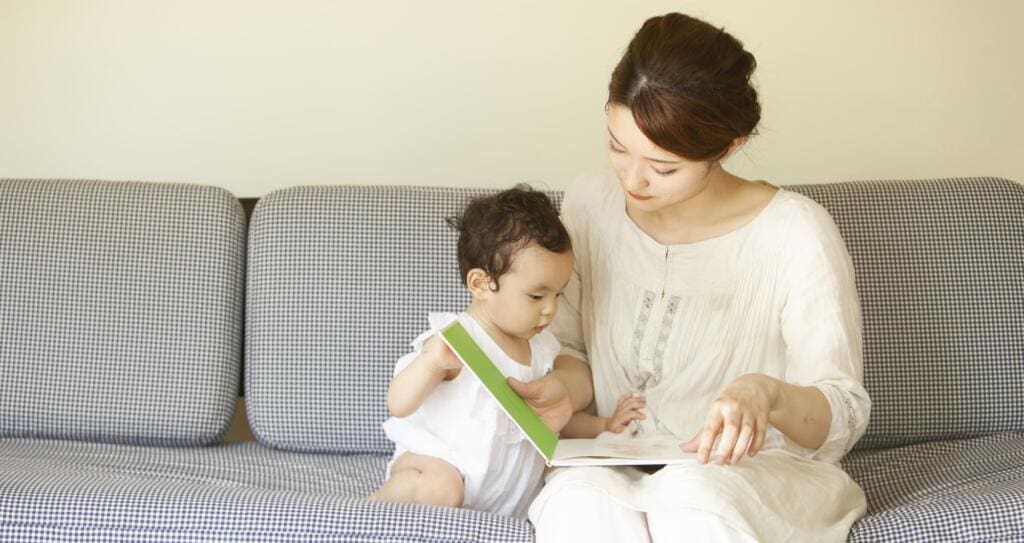 赤ちゃんと絵本のふれあい | MY STELLA(マイステラ)ブログ|子どもの"好き"が育つヒントと親子の時間 赤ちゃんが絵本に興味を示している様子